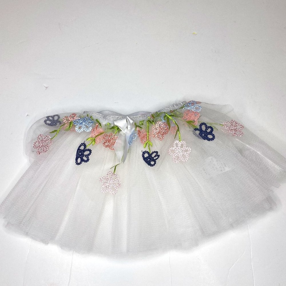 Popatu Tutu skirt in white with flower accents around elastic waist size 12-24 m